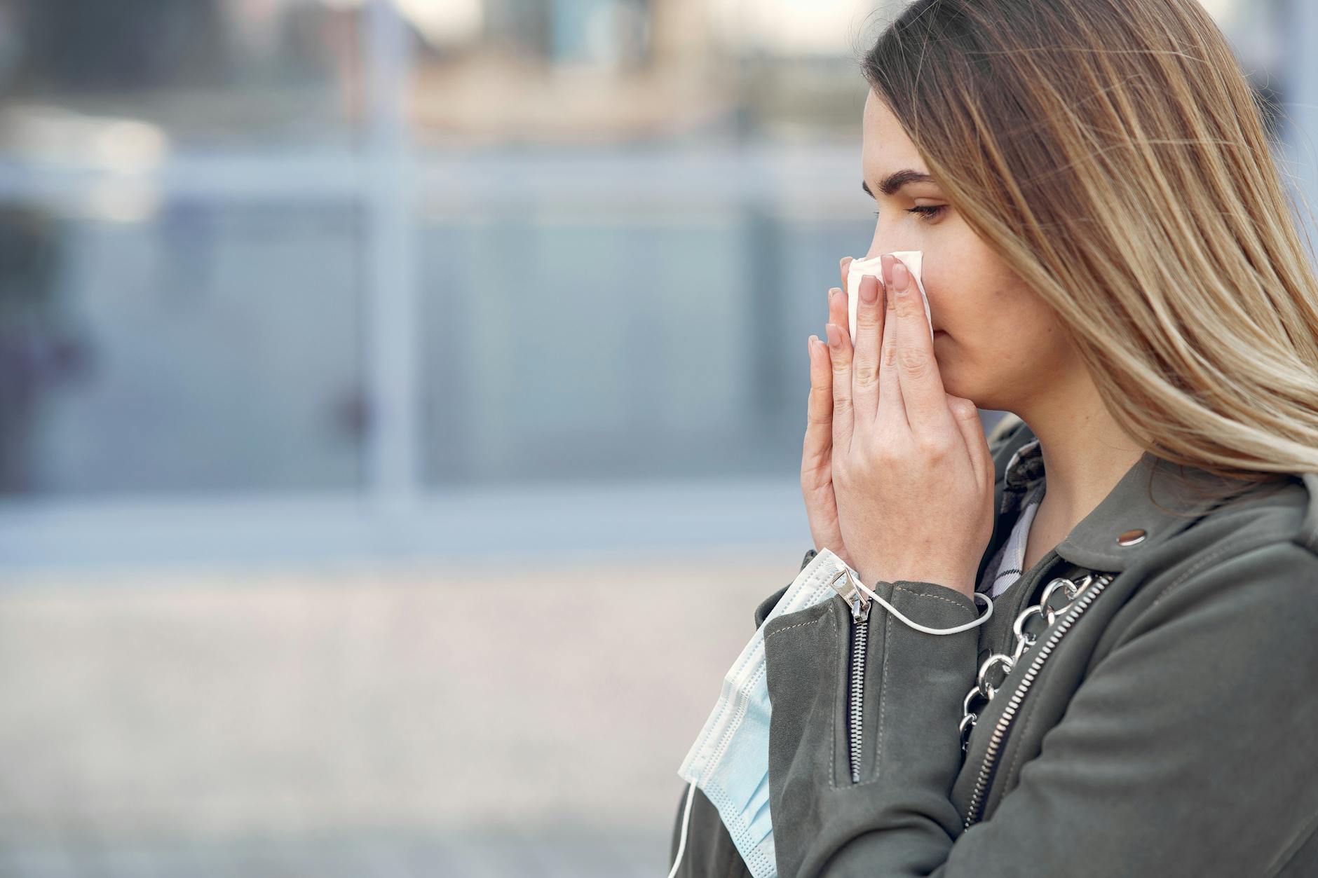 Pogoda a alergia na pyłki: jak łączyć prognozy pylenia z parametrami meteorologicznymi w praktyce Kobieta kichająca na dworze z chusteczką i maseczką w ręku